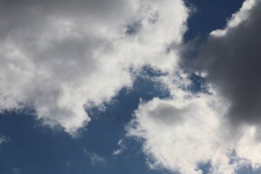 Güneşli bir yaz gününde beyaz bulutlu güneşli bir gökyüzü. Yüksek kalite fotoğraf