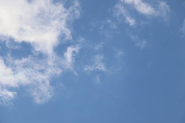 Güneşli bir yaz gününde beyaz bulutlu güneşli bir gökyüzü. Yüksek kalite fotoğraf