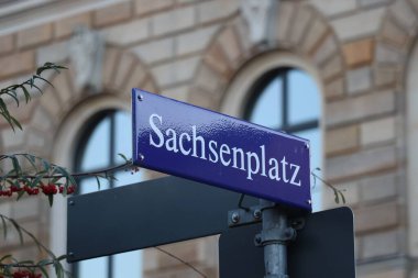 DRESDEN, GERMANY - 2024 12 01: mavi Sachsenplatz Sachsen Saksonya Sokağı tabelası. Yüksek kalite fotoğraf