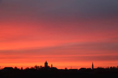 HAAG in OBERBAYERN, ALMANY - 18 Nisan 2025: Oberbayern 'deki Skyline of Haag günbatımında canlı renkler ve sakin manzaralar sergiliyordu. Yüksek kalite fotoğraf