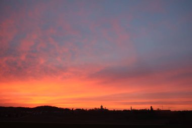 HAAG in OBERBAYERN, ALMANY - 18 Nisan 2025: Oberbayern 'deki Skyline of Haag günbatımında canlı renkler ve sakin manzaralar sergiliyordu. Yüksek kalite fotoğraf