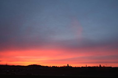 HAAG in OBERBAYERN, ALMANY - 18 Nisan 2025: Oberbayern 'deki Skyline of Haag günbatımında canlı renkler ve sakin manzaralar sergiliyordu. Yüksek kalite fotoğraf