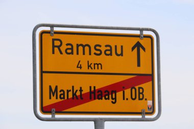 HAAG, GERMANY - 24 Nisan 2025: Ramsau, Almanya 'ya giden yolu gösteren yol tabelası, mesafe ve navigasyon detaylarıyla. Yüksek kalite fotoğraf
