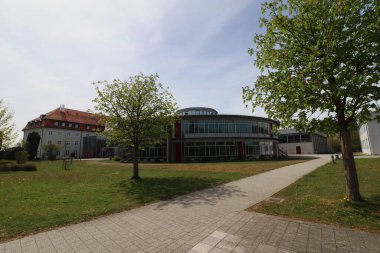 HAAG, GERMANY - 20 Nisan 2025: Oberbayern 'de yeni inşa edilen Realschule Haag modern cam mimarisi ve iyi korunan bir çevre. Yüksek kalite fotoğraf