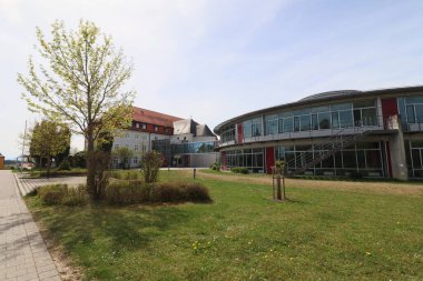 HAAG, GERMANY - 20 Nisan 2025: Oberbayern 'de yeni inşa edilen Realschule Haag modern cam mimarisi ve iyi korunan bir çevre. Yüksek kalite fotoğraf