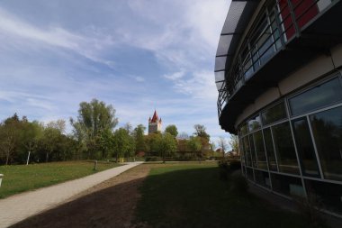 HAAG, GERMANY - 20 Nisan 2025: Oberbayern 'de yeni inşa edilen Realschule Haag modern cam mimarisi ve iyi korunan bir çevre. Yüksek kalite fotoğraf