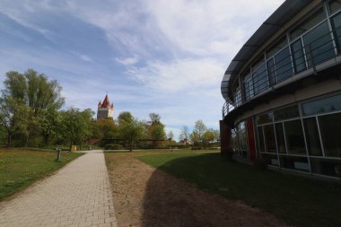 HAAG, GERMANY - 20 Nisan 2025: Oberbayern 'de yeni inşa edilen Realschule Haag modern cam mimarisi ve iyi korunan bir çevre. Yüksek kalite fotoğraf
