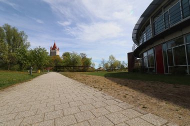 HAAG, GERMANY - 20 Nisan 2025: Oberbayern 'de yeni inşa edilen Realschule Haag modern cam mimarisi ve iyi korunan bir çevre. Yüksek kalite fotoğraf