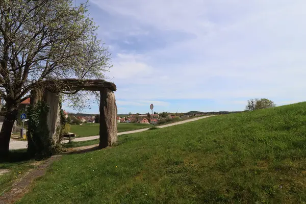 HAAG, GERMANY - 20 Nisan 2025: Freiham parkındaki Rustik taş kemer yolu 