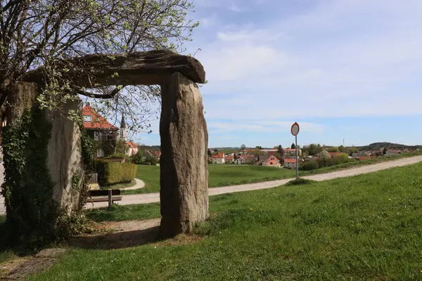 HAAG, GERMANY - 20 Nisan 2025: Freiham parkındaki Rustik taş kemer yolu 