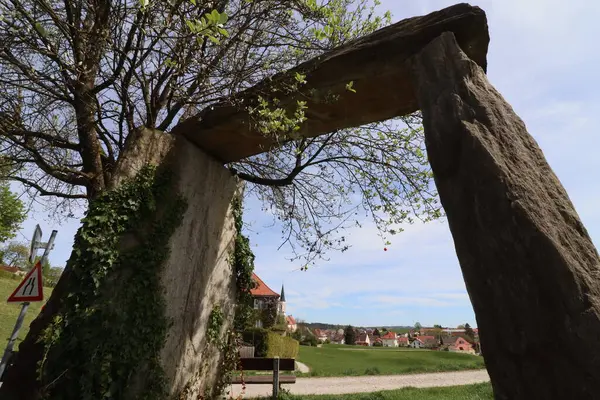 HAAG, GERMANY - 20 Nisan 2025: Freiham parkındaki Rustik taş kemer yolu 