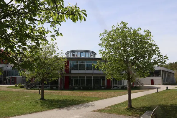HAAG, GERMANY - 20 Nisan 2025: Oberbayern 'de yeni inşa edilen Realschule Haag modern cam mimarisi ve iyi korunan bir çevre. Yüksek kalite fotoğraf