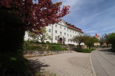 HAAG, GERMANY - 20 Nisan 2025: Geleneksel mimari ve eğitim mirasının sergilendiği Oberbayern 'deki Realschule Haag' ın tarihi binası. Yüksek kalite fotoğraf