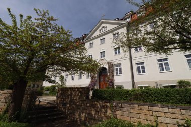 HAAG, GERMANY - 20 Nisan 2025: Geleneksel mimari ve eğitim mirasının sergilendiği Oberbayern 'deki Realschule Haag' ın tarihi binası. Yüksek kalite fotoğraf