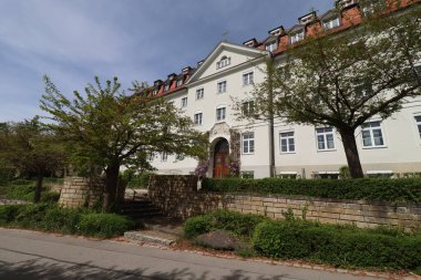 HAAG, GERMANY - 20 Nisan 2025: Geleneksel mimari ve eğitim mirasının sergilendiği Oberbayern 'deki Realschule Haag' ın tarihi binası. Yüksek kalite fotoğraf