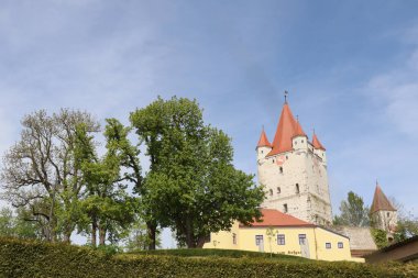  HAAG, GERMANY - 20 Nisan 2025: Wirtschaft Hofgarten ile Haager Schlossturm, tarihi mimari ve Bavyera mirasını sergilemektedir. Yüksek kalite fotoğraf