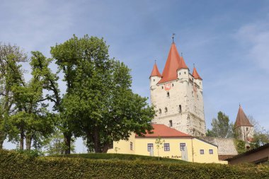  HAAG, GERMANY - 20 Nisan 2025: Wirtschaft Hofgarten ile Haager Schlossturm, tarihi mimari ve Bavyera mirasını sergilemektedir. Yüksek kalite fotoğraf