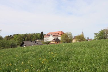 HAAG, GERMANY - 20 Nisan 2025: Oberbayern 'deki Staatliche Realschule Haag Freiham çayırından görüntülendi, yeşillik ve açık arazi tarafından çerçevelendi. Yüksek kalite fotoğraf