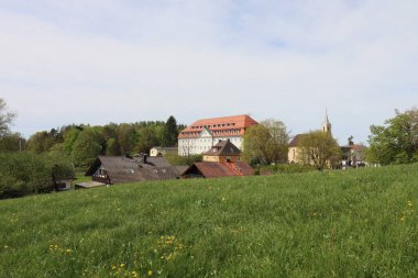 HAAG, GERMANY - 20 Nisan 2025: Oberbayern 'deki Staatliche Realschule Haag Freiham çayırından görüntülendi, yeşillik ve açık arazi tarafından çerçevelendi. Yüksek kalite fotoğraf