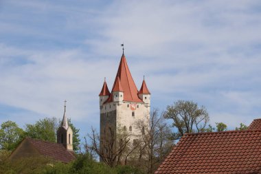 HAAG, GERMANY - 20 Nisan 2025: Haager Schlossturm 'un yakın çekim görüntüsü, tarihi mimarisini ve belirgin kırmızı çatısını vurguluyor. Yüksek kalite fotoğraf