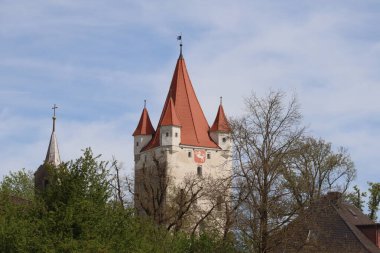 HAAG, GERMANY - 20 Nisan 2025: Haager Schlossturm 'un yakın çekim görüntüsü, tarihi mimarisini ve belirgin kırmızı çatısını vurguluyor. Yüksek kalite fotoğraf