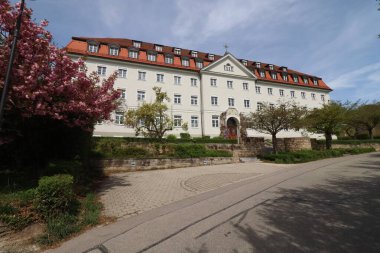 HAAG, GERMANY - 20 Nisan 2025: Oberbayern 'deki Realschule Haag Manastırı' nın tarihi binası, geleneksel mimari ve iyi korunmuş bir cephe içeriyor. Yüksek kalite fotoğraf