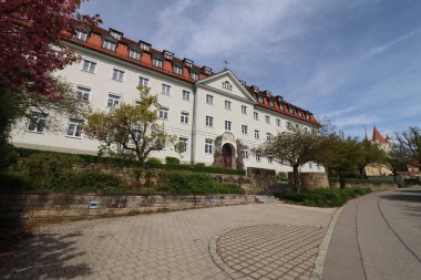 HAAG, GERMANY - 20 Nisan 2025: Oberbayern 'deki Realschule Haag Manastırı' nın tarihi binası, geleneksel mimari ve iyi korunmuş bir cephe içeriyor. Yüksek kalite fotoğraf