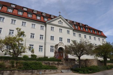 HAAG, GERMANY - 20 Nisan 2025: Oberbayern 'deki Realschule Haag Manastırı' nın tarihi binası, geleneksel mimari ve iyi korunmuş bir cephe içeriyor. Yüksek kalite fotoğraf