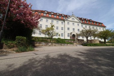 HAAG, GERMANY - 20 Nisan 2025: Oberbayern 'deki Realschule Haag Manastırı' nın tarihi binası, geleneksel mimari ve iyi korunmuş bir cephe içeriyor. Yüksek kalite fotoğraf