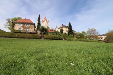 HAAG, GERMANY - 20 Nisan 2025: Haager Schlossturm Freiham çayırından görüntülendi, açık manzara ve açık gökyüzü tarafından çerçevelendi. Yüksek kalite fotoğraf