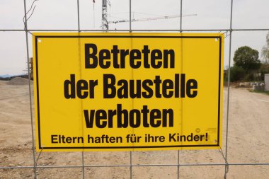 HAAG, GERMANY - 20 Nisan 2025: Oberbayern 'deki Haag' da bir tel örgüye bağlı 