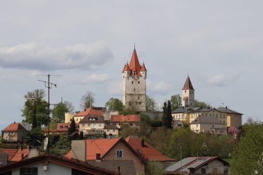 HAAG, GERMANY - 20 Nisan 2025: Haager Schlossturm ve bitişik kule, tarihi mimari ve Bavyera mirası sergilenmektedir. Yüksek kalite fotoğraf