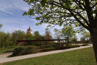 HAAG, ALMANY - 20 Nisan 2025: Arka planda Haager Schlossturm manzaralı Realschule Haag 'daki bisiklet rafları ve park alanı. Yüksek kalite fotoğraf