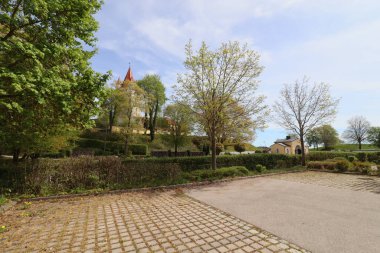 HAAG, ALMANY - 20 Nisan 2025: Arka planda Haager Schlossturm manzaralı Realschule Haag 'daki bisiklet rafları ve park alanı. Yüksek kalite fotoğraf