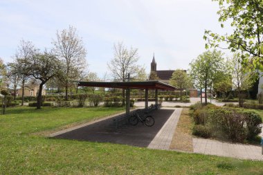 HAAG, ALMANY - 20 Nisan 2025: Arka planda Haager Schlossturm manzaralı Realschule Haag 'daki bisiklet rafları ve park alanı. Yüksek kalite fotoğraf