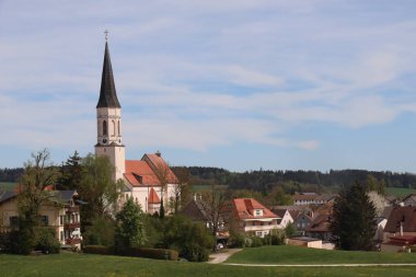 HAAG, GERMANY - 20 Nisan 2025: Kirche Mariae Himmelfahrt Freiham 'dan izlendi, açık manzara ve açık gökyüzü tarafından çerçevelendi. Yüksek kalite fotoğraf