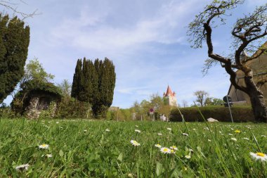 HAAG, GERMANY - 20 Nisan 2025: Haager Schlossturm manzaralı Realschule Haag 'daki park alanı, yeşillik, patikalar ve kentsel altyapı. Yüksek kalite fotoğraf