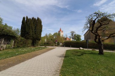 HAAG, GERMANY - 20 Nisan 2025: Haager Schlossturm manzaralı Realschule Haag 'daki park alanı, yeşillik, patikalar ve kentsel altyapı. Yüksek kalite fotoğraf