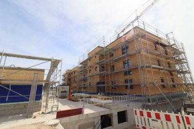 HAAG, GERMANY - 20 Nisan 2025: Oberbayern 'in Haag ilçesi Lerchenberg' de sürdürülebilir yapı malzemeleri ve modern mimariye sahip iklim dostu yerleşim alanı. Yüksek