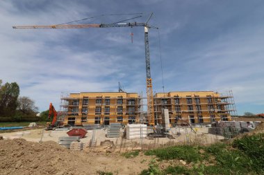 HAAG, GERMANY - 20 Nisan 2025: Oberbayern 'in Haag ilçesi Lerchenberg' de sürdürülebilir yapı malzemeleri ve modern mimariye sahip iklim dostu yerleşim alanı. Yüksek