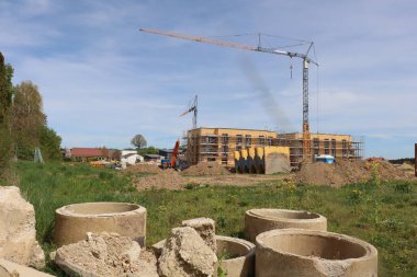 HAAG, GERMANY - 20 Nisan 2025: Oberbayern 'in Haag ilçesi Lerchenberg' de sürdürülebilir yapı malzemeleri ve modern mimariye sahip iklim dostu yerleşim alanı. Yüksek