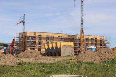 HAAG, GERMANY - 20 Nisan 2025: Oberbayern 'in Haag ilçesi Lerchenberg' de sürdürülebilir yapı malzemeleri ve modern mimariye sahip iklim dostu yerleşim alanı. Yüksek