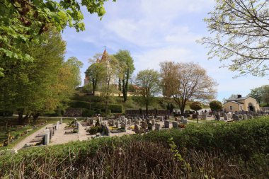 HAAG, GERMANY - 20 Nisan 2025: Haager Schlossturm Realschule Haag 'dan izlendi, ağaçlar tarafından çerçevelendi ve parçalı bulutlu bir gökyüzü. Yüksek kalite fotoğraf