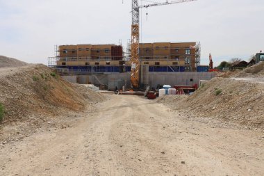 HAAG, GERMANY - 20 Nisan 2025: Lerchenberg Sue 'da inşaat halindeki yeni konut bloğu, Lerchenberger Caddesi' nden bakıldığında vinçler ve kısmen inşa edilmiş yapılar. Yüksek kalite fotoğraf