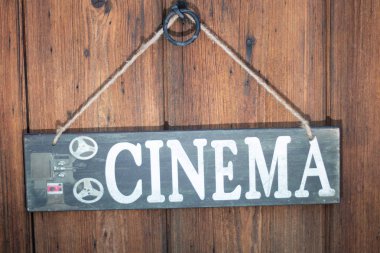 Vintage Outdoor 'daki bir kırsal ahşap kapıya asılmış sinema tabelası. Yüksek kalite fotoğraf