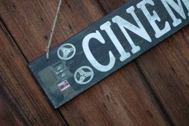 Vintage Outdoor 'daki bir kırsal ahşap kapıya asılmış sinema tabelası. Yüksek kalite fotoğraf