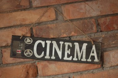 Klasik estetik ile Tuğla Duvara Karşı Sinema Tabelası. Yüksek kalite fotoğraf