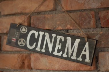 Klasik estetik ile Tuğla Duvara Karşı Sinema Tabelası. Yüksek kalite fotoğraf