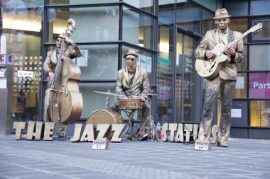 NUREMBERG, GERMANY - 27 Temmuz 2013: Nuremberg 'in tarihi şehir merkezinde sahne alan sokak müzisyenleri, yoldan geçenleri canlı akustik müzikle eğlendiriyorlar. Yüksek kalite fotoğraf