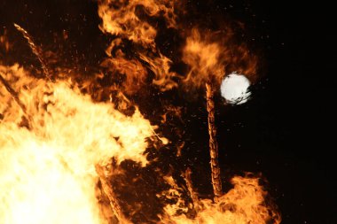 Bavyera Yaz Gündönümü Ateşi Geceyi Aydınlatıyor, Geleneği ve Kutlamayı Yakalıyor. Yüksek kalite fotoğraf